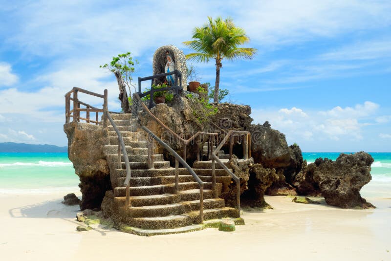 La roca, metido sobre el famoso blanco Playa, es un uno de la mayoría monumentos de isla, las Filipinas.